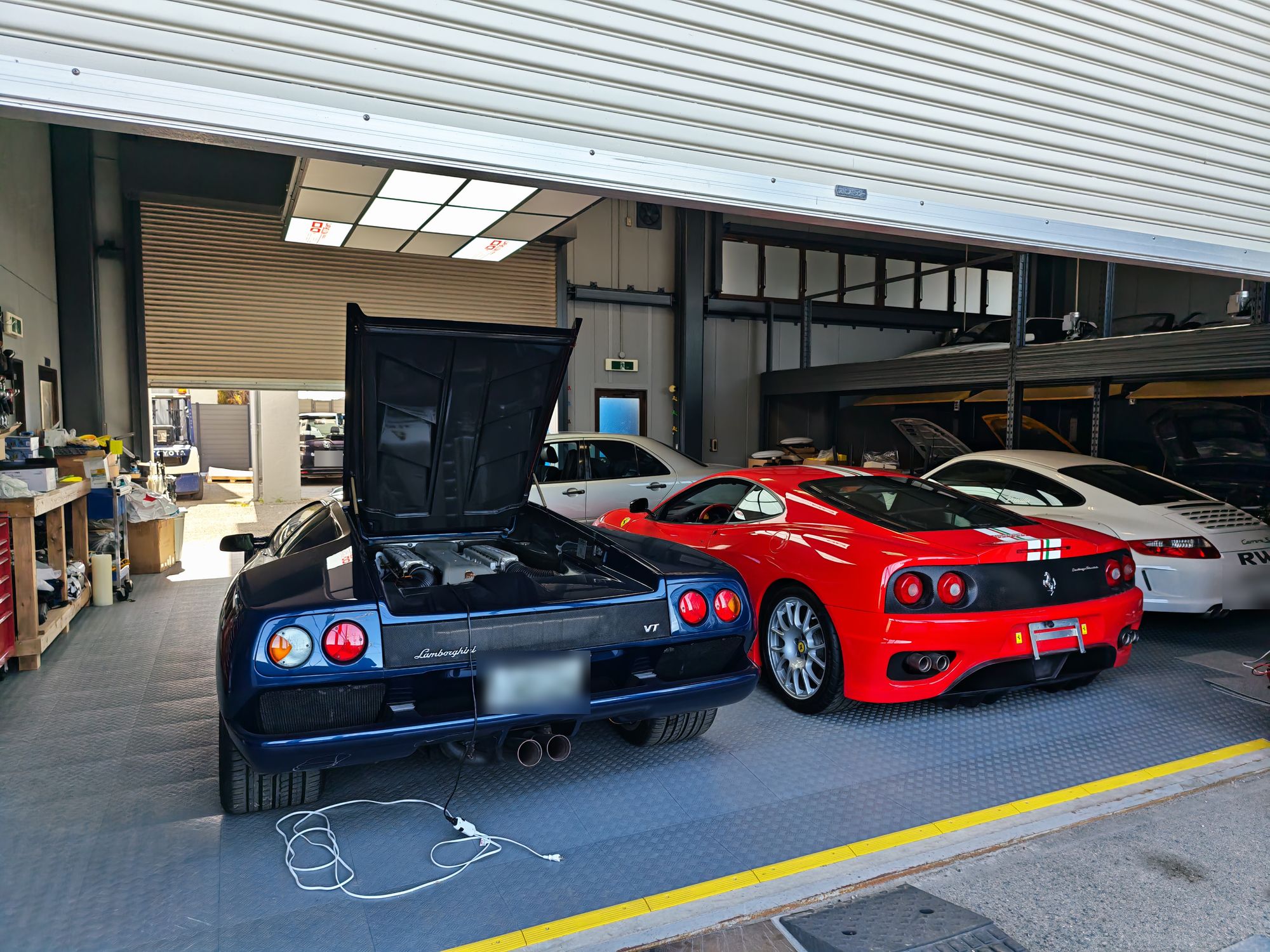 Lamborghini Diablo VT and Ferrari Challenge Stradale in the HONDO MOTOR ART workshop
