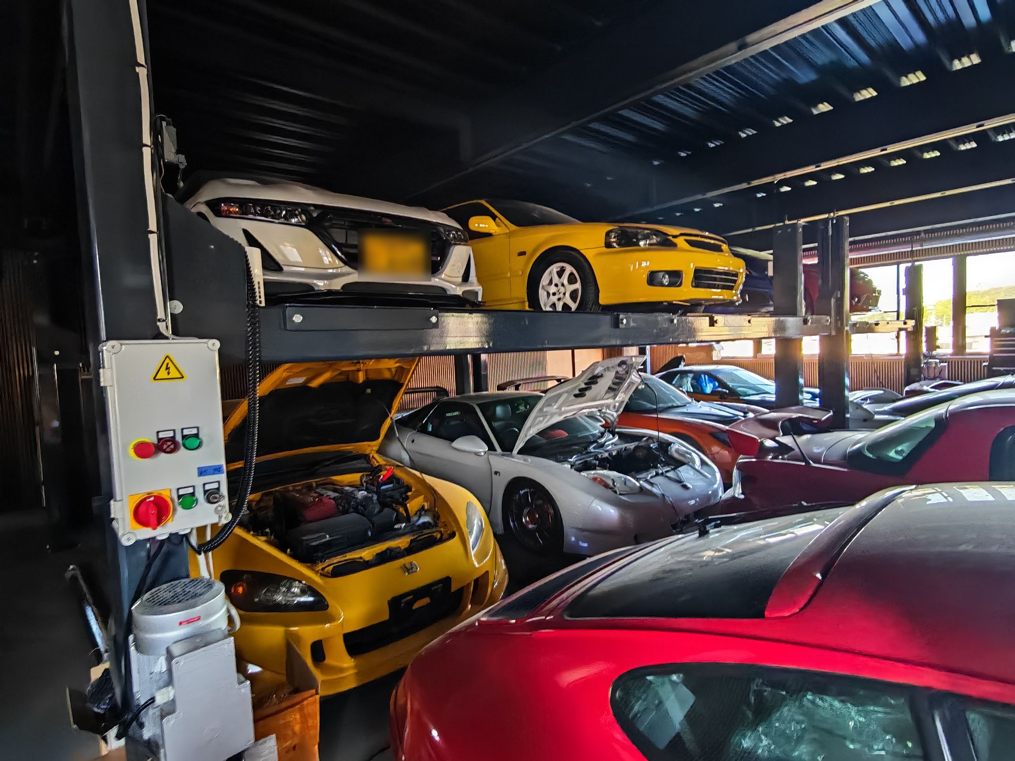 Honda S2000, NSX and Civic Type R on car lifts at HONDO MOTOR ART